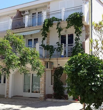 Apartments Ivi Vir Luaran gambar