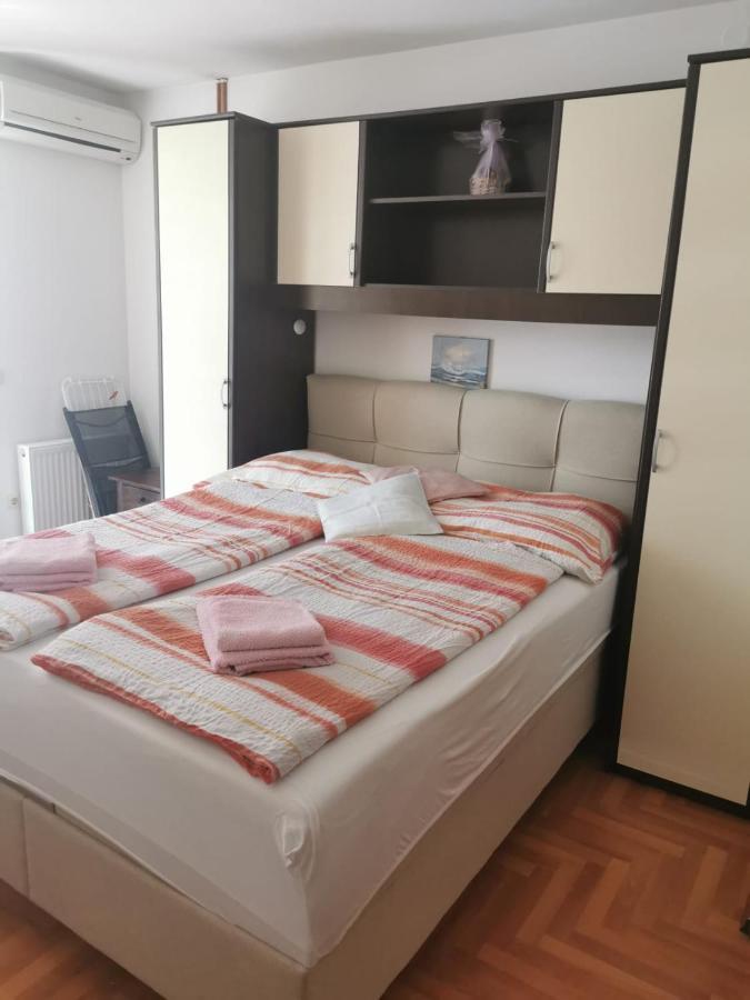 Apartments Ivi Vir Luaran gambar