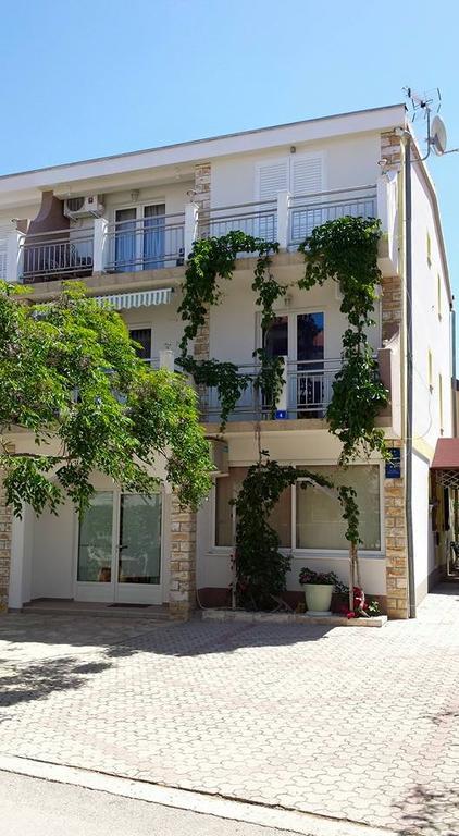 Apartments Ivi Vir Luaran gambar